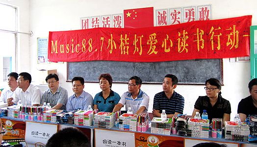 凯发k8国际教育生长中心海南大学山东班在长清举行爱心捐赠运动